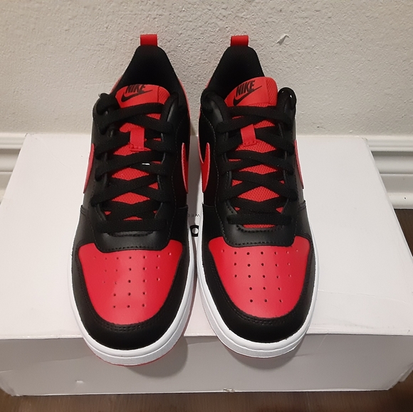 Nike - Picture 3 of 5